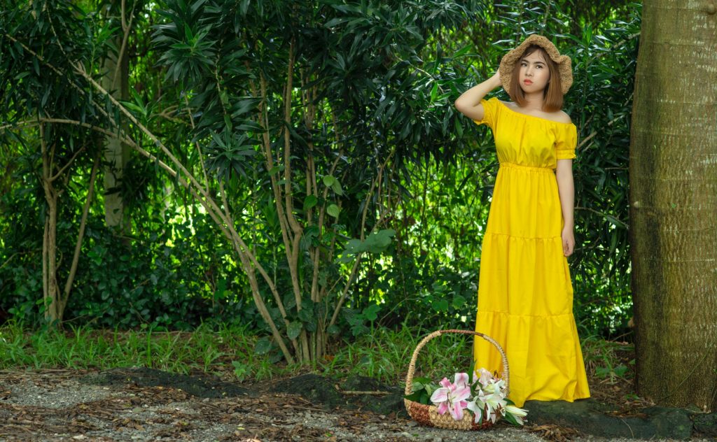 kvinde i gul kjole dameure urkompagniet