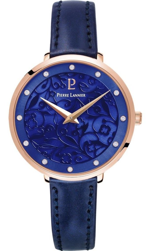 Klassisk ur til kvinder med blå læderem og blå skive med blomster relief fra pierre lannier hos urkompagniet