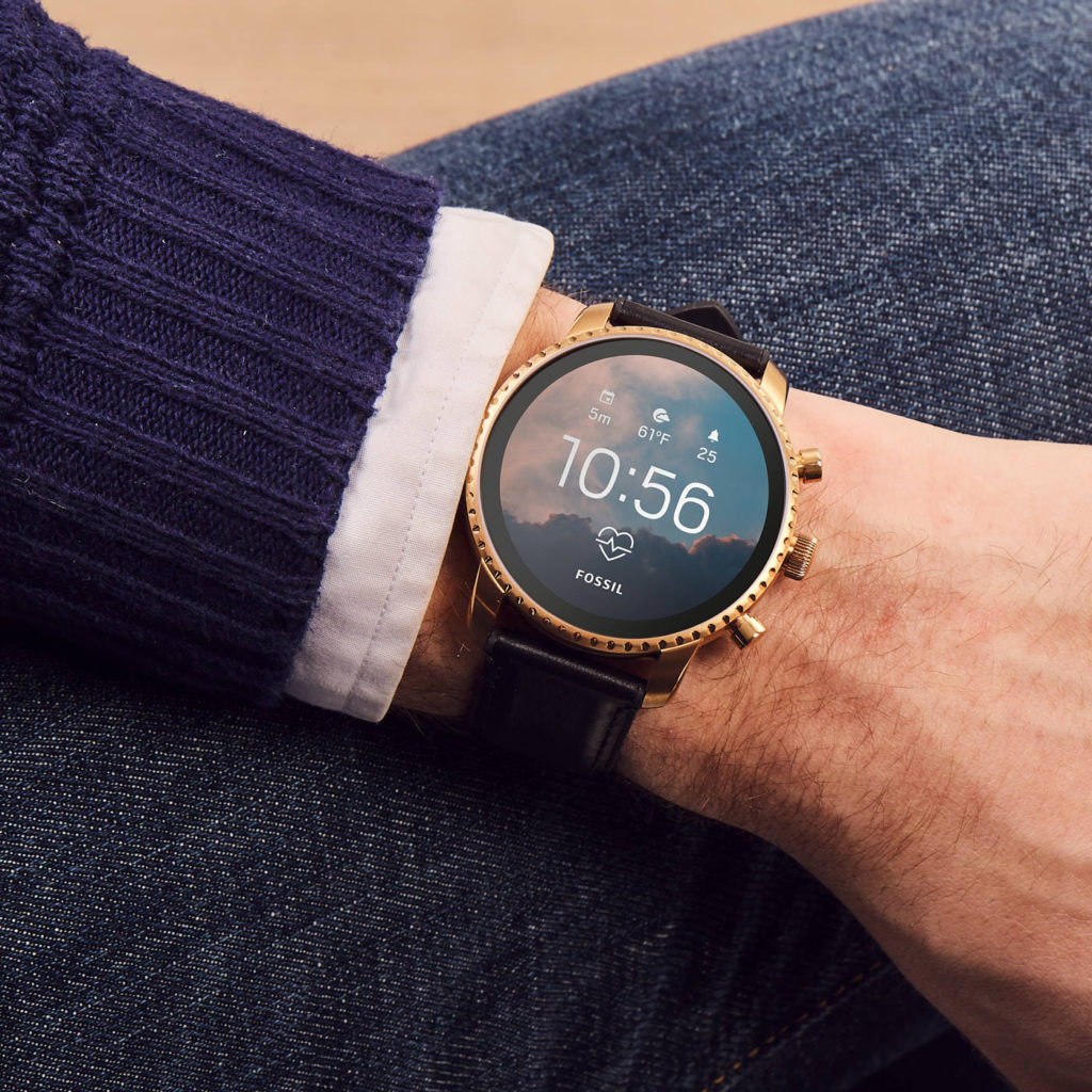 fossil smartwatch ur til mænd vist på et håndled
