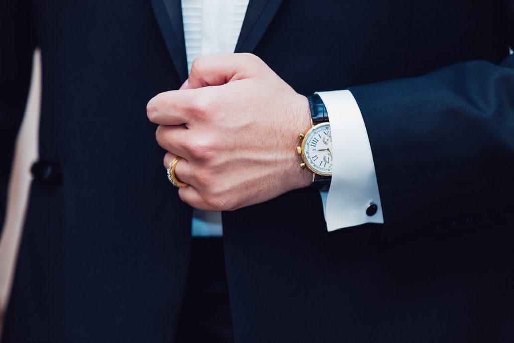 mand i jakkesæt der bærer et populært formelt ur til mænd